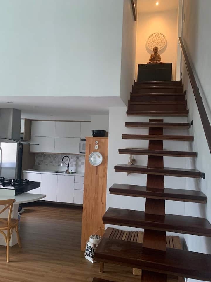 Shkallë për në suitë, në katin e sipërm, me parmakë vetëm në anën e murit. 