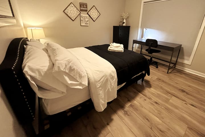 Спална соба низ спалната соба на мајсторот со кревет во целост