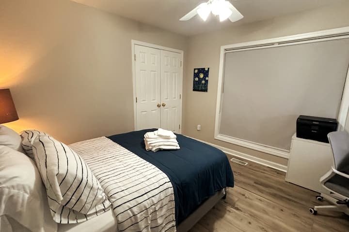 Спална соба преку бањата со кревет во целост