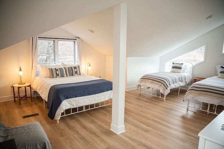 شقة علوية في الطابق العلوي مع سرير بحجم كوين وسريرين توأمين وحمام كامل مع دش