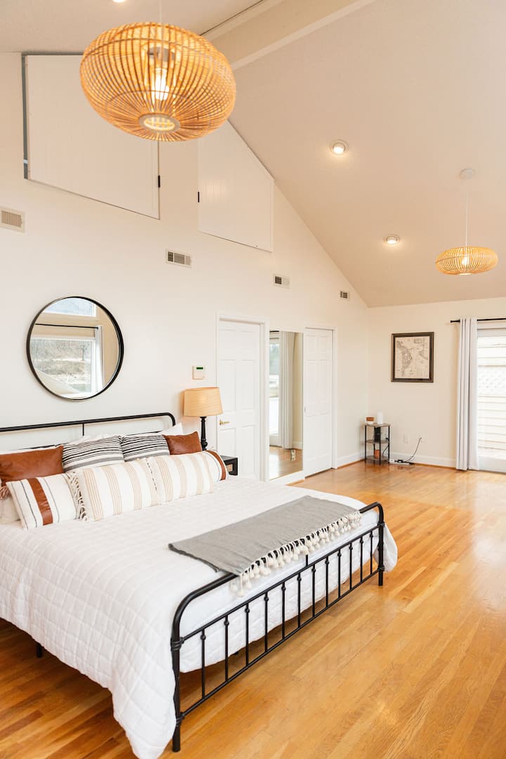 غرفة نوم رئيسية بسرير كينج وتوأم قابل للسحب