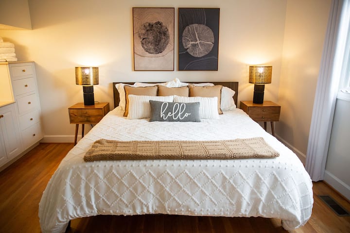 غرفة النوم الرئيسية بسرير كبير 