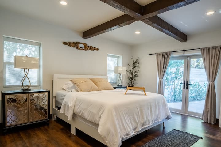 Chumba cha kulala chenye ukarimu kilichojaa mwanga wa asili, kikiwa na kitanda chenye starehe cha watu wawili, vistas vya nje vya kupendeza na vistawishi kamili kwa ajili ya tukio la kufurahisha kabisa.