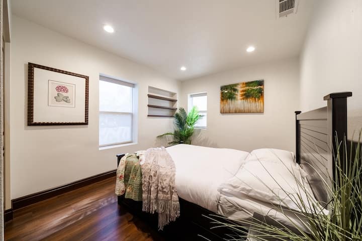 Chumba chenye nafasi kubwa na cha kifahari kilicho na kitanda cha ukubwa wa malkia na mwangaza bora wa asili