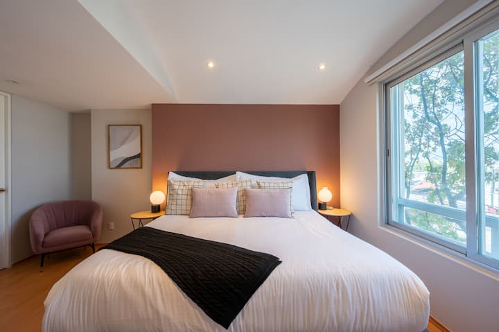 Chambre élégante avec lit et canapé