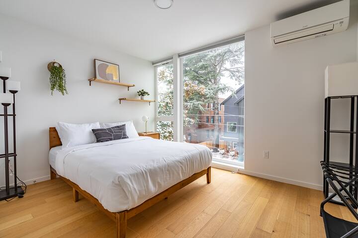 Capitol Hill 3BR | Rooftop Views + Walkability gallery image 3