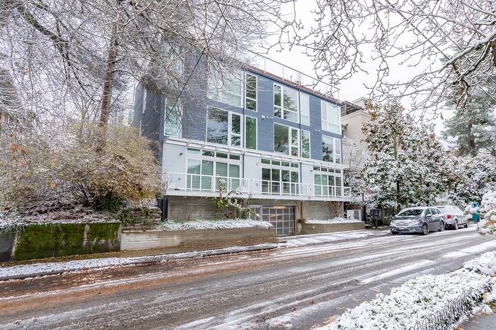Capitol Hill 3BR | Rooftop Views + Walkability gallery image 5