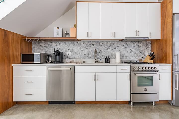 Capitol Hill 3BR | Rooftop Views + Walkability gallery image 4