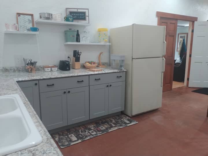 عدادات مطبخ صغير ورفوف مفتوحة