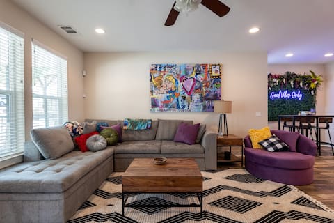 Popular Airbnb listing: ATX Escape/3 King Ensuite BR/Gated Parking/FirePit in Mlk