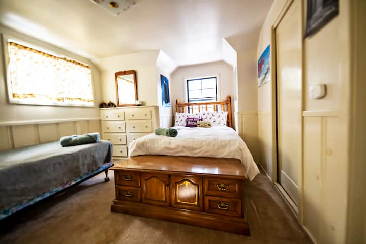 شقة علوية شبه خاصة وسرير مزدوج وسرير كامل