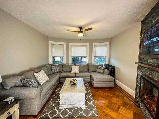*The Allen House* Gorgeous Apartment – Sleeps 8 gallery image 2