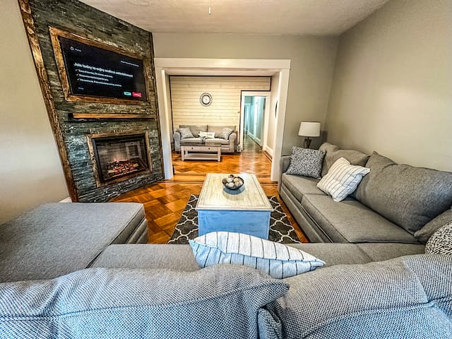 *The Allen House* Gorgeous Apartment – Sleeps 8