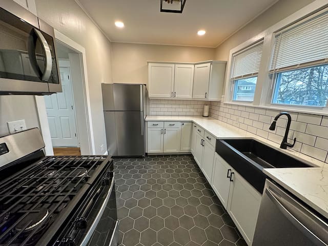 *The Allen House* Gorgeous Apartment – Sleeps 8 gallery image 4