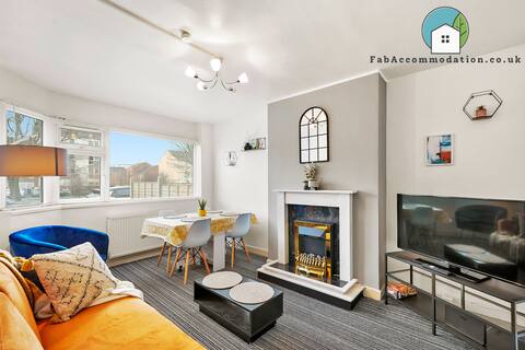 Private 2Bed-Parking & Garden-By FabAccommodation
