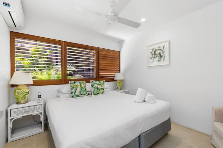 חדר שינה 2 עם מיטת קינג (ניתן לפצל לשני מיטות יחיד).  מזגן ומאוורר תקרה