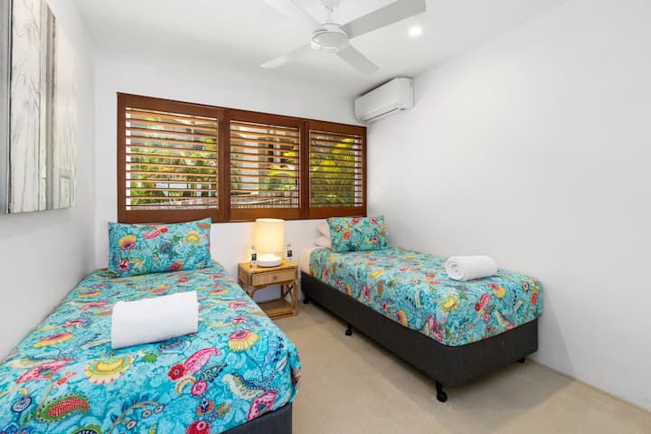 חדר שינה 3 כולל 2 מיטות יחיד.  מאוורר תקרה עם קון אוויר.