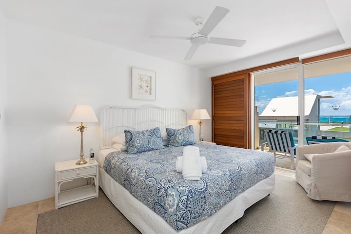 חדר שינה ראשי בתוספת צמוד, עם נוף ומיטת קינג.  מזגן ומאוורר תקרה