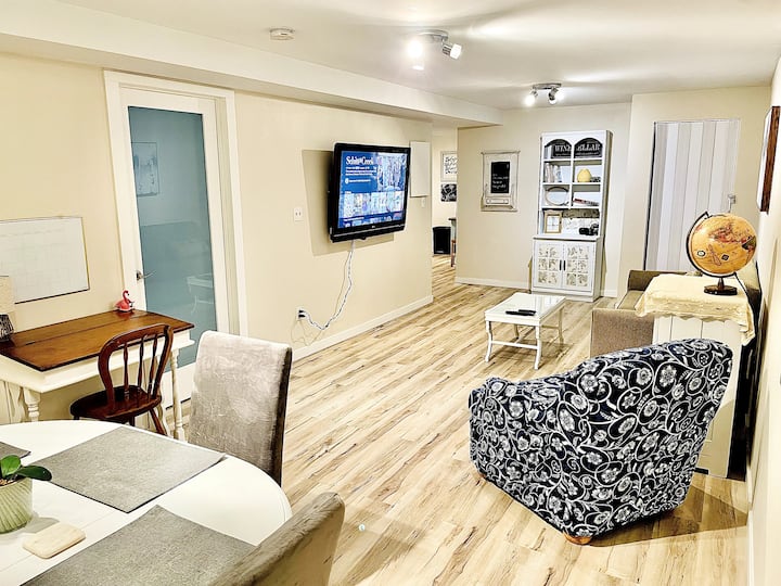 • The Cozy Canadian Suite • - Penticton