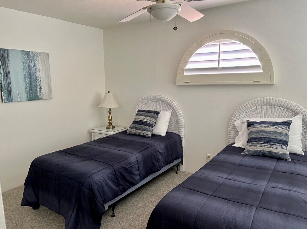 Две единични легла, могат да бъдат прибрани заедно, ако е необходимо.