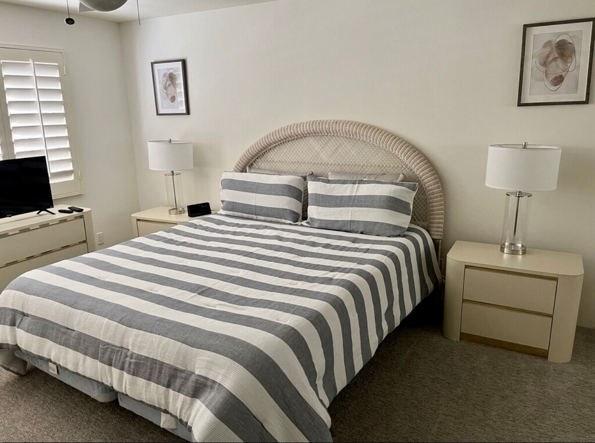 Голяма основна спалня със суперголямо двойно легло