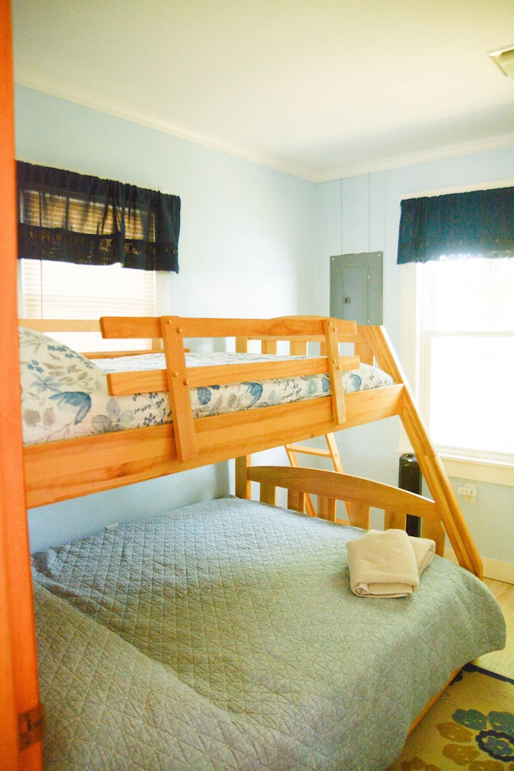 ¡Litera del segundo dormitorio con cama completa en la parte inferior y doble en la parte superior!  Armario y escalera al nivel inferior para más espacio y acceso al lago. 