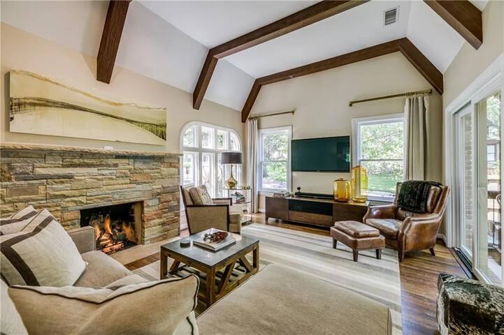 Stunning E Dallas 3BR Pool Spa Fireplace Retreat gallery image 5