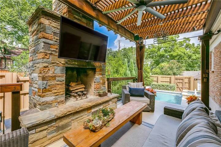 Stunning E Dallas 3BR Pool Spa Fireplace Retreat gallery image 3