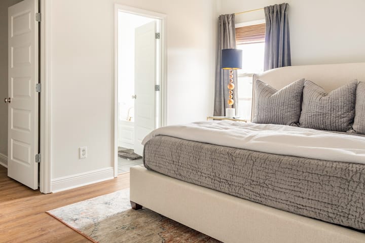 Suite principal | Cama tamaño king y cortinas opacas para descansar a última hora de la mañana