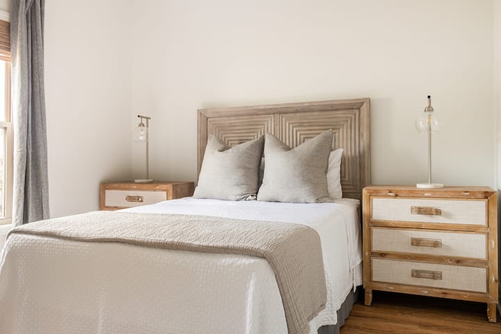 Dormitorio - 2 | Cama queen con cómodo colchón híbrido y cortinas opacas para dormir hasta tarde.