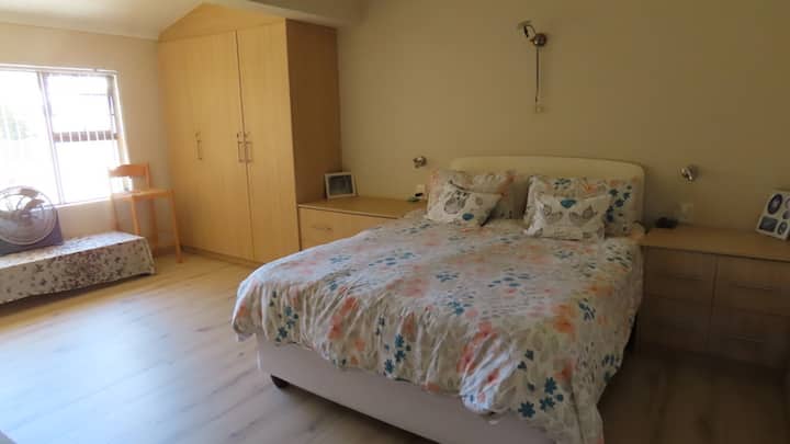 Hapësirë e bollshme në dollapët pranë krevatit
