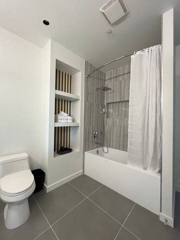 Modern & Central Downtown Penthouse Condo Sleeps 7 gallery image 4