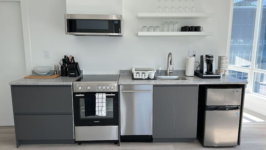 Modern & Central Downtown Penthouse Condo Sleeps 7 gallery image 2