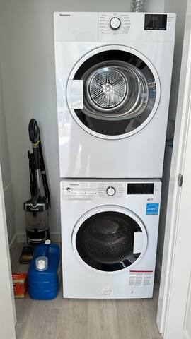 Modern & Central Downtown Penthouse Condo Sleeps 7 gallery image 5