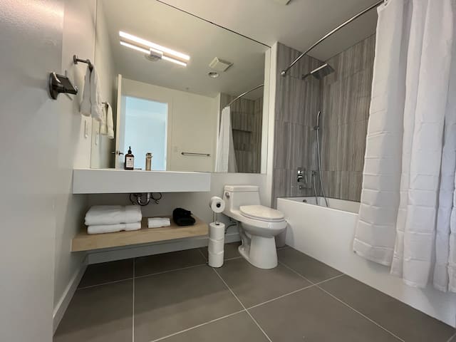 Modern & Central Downtown Penthouse Condo Sleeps 7