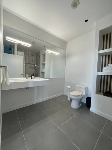 Modern & Central Downtown Penthouse Condo Sleeps 7 gallery image 3