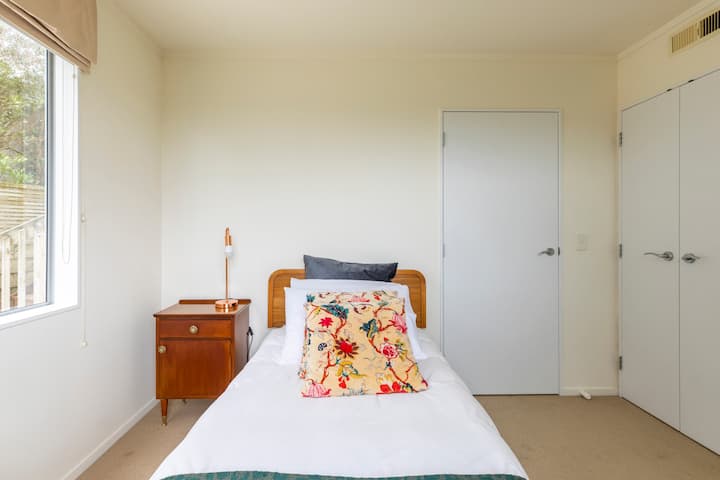 Spavaća soba 4 donje etaže, krevet za jednu osobu, pored obiteljske kupaonice 