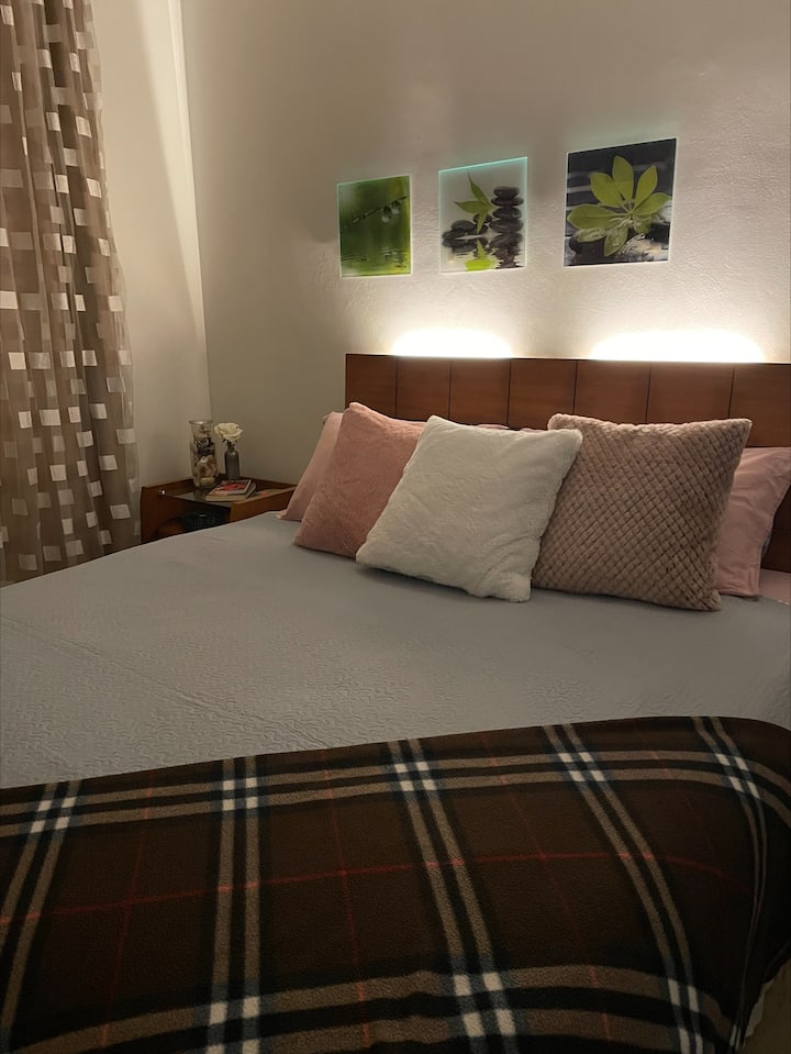 "Cama Super Queen (176x188cm)" más grande que la Queen tradicional, Luz Indirecta 