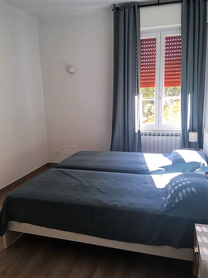 Dormitorio con dos camas individuales.
