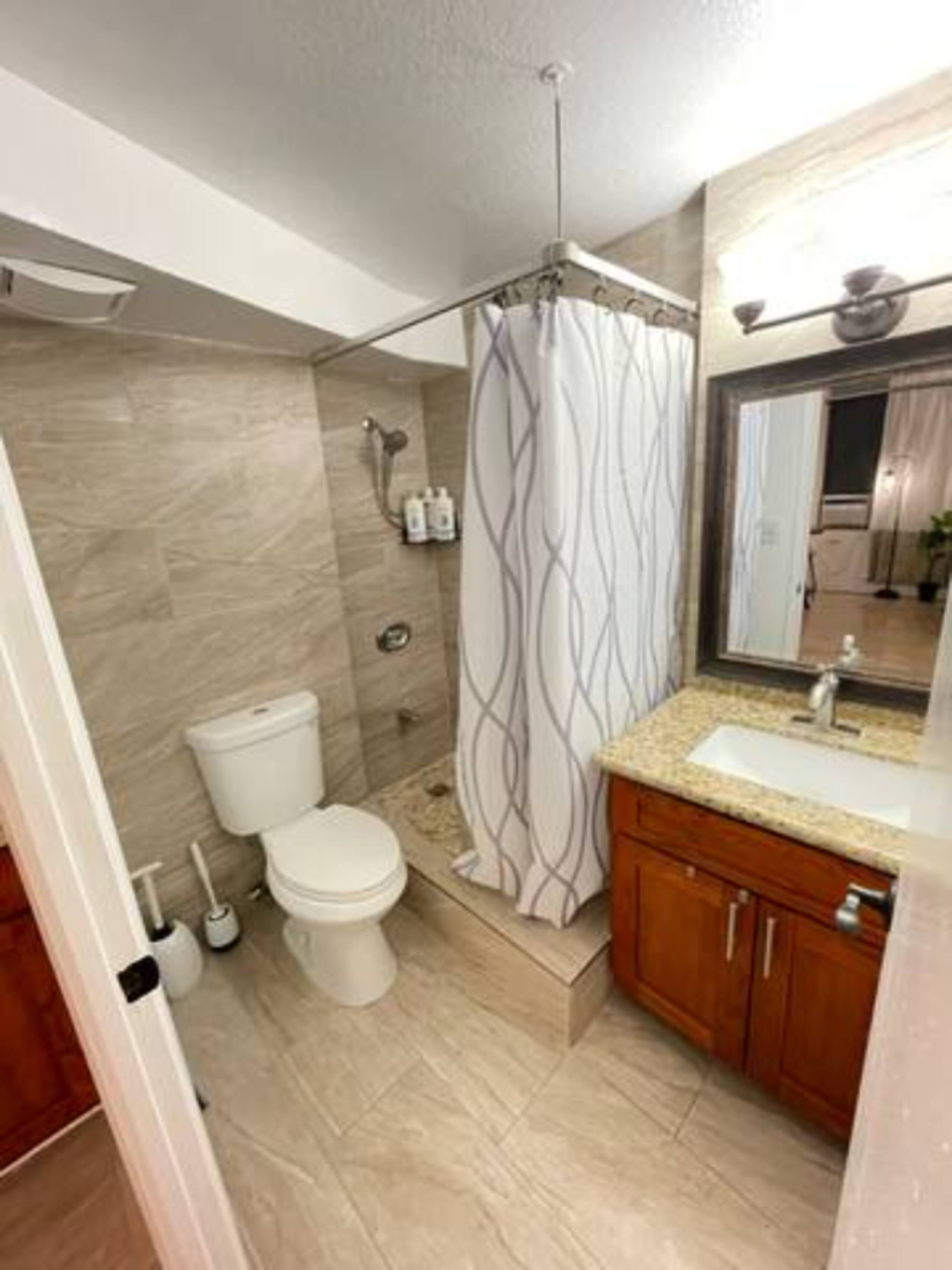 Condo in Honolulu · ★4.38 · Studio · 2 beds · 1 private bath - Image 13