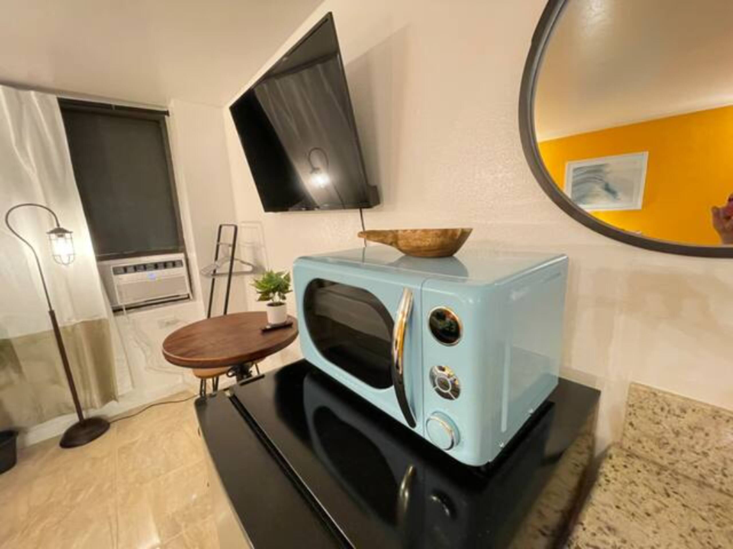 Condo in Honolulu · ★4.38 · Studio · 2 beds · 1 private bath - Image 2