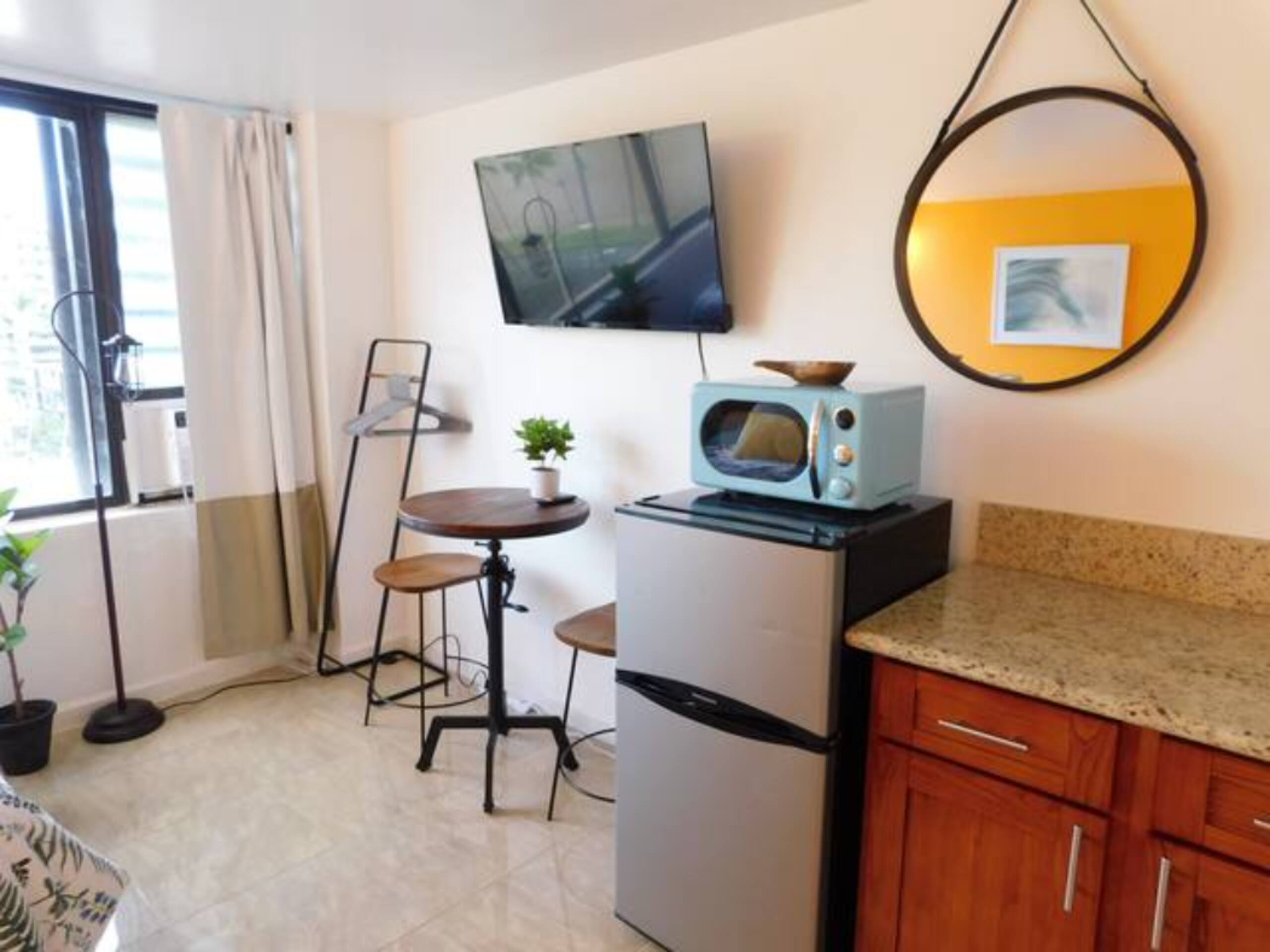 Condo in Honolulu · ★4.38 · Studio · 2 beds · 1 private bath - Image 8