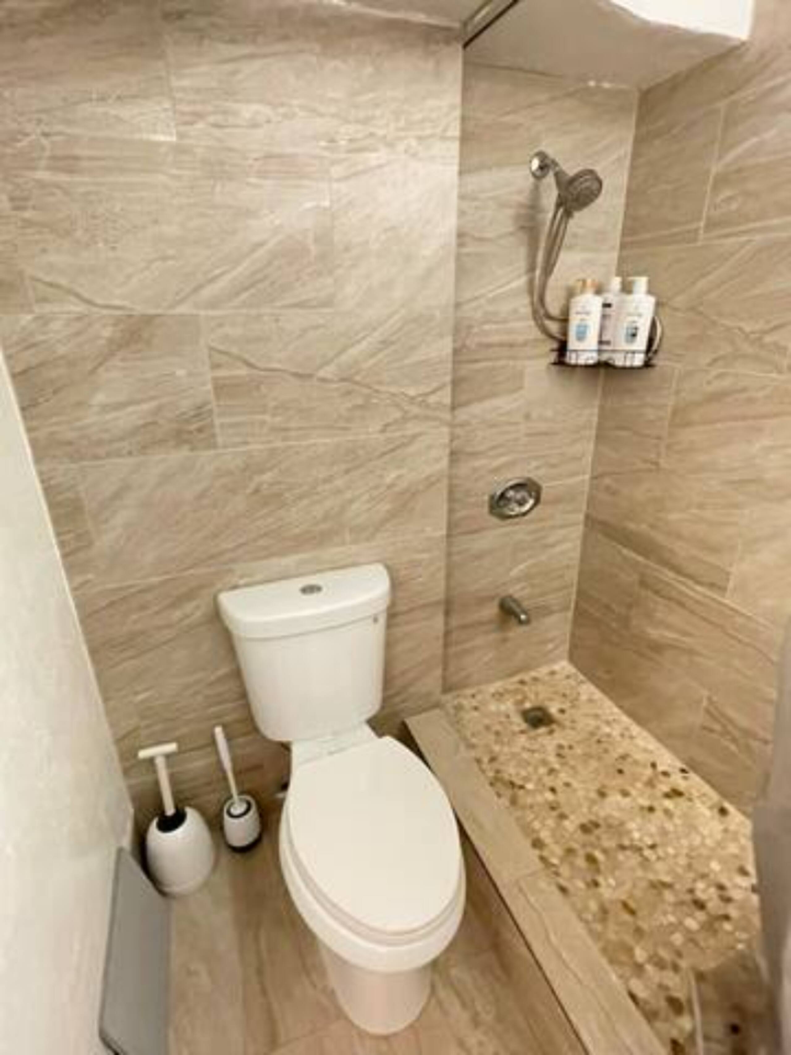 Condo in Honolulu · ★4.38 · Studio · 2 beds · 1 private bath - Image 14