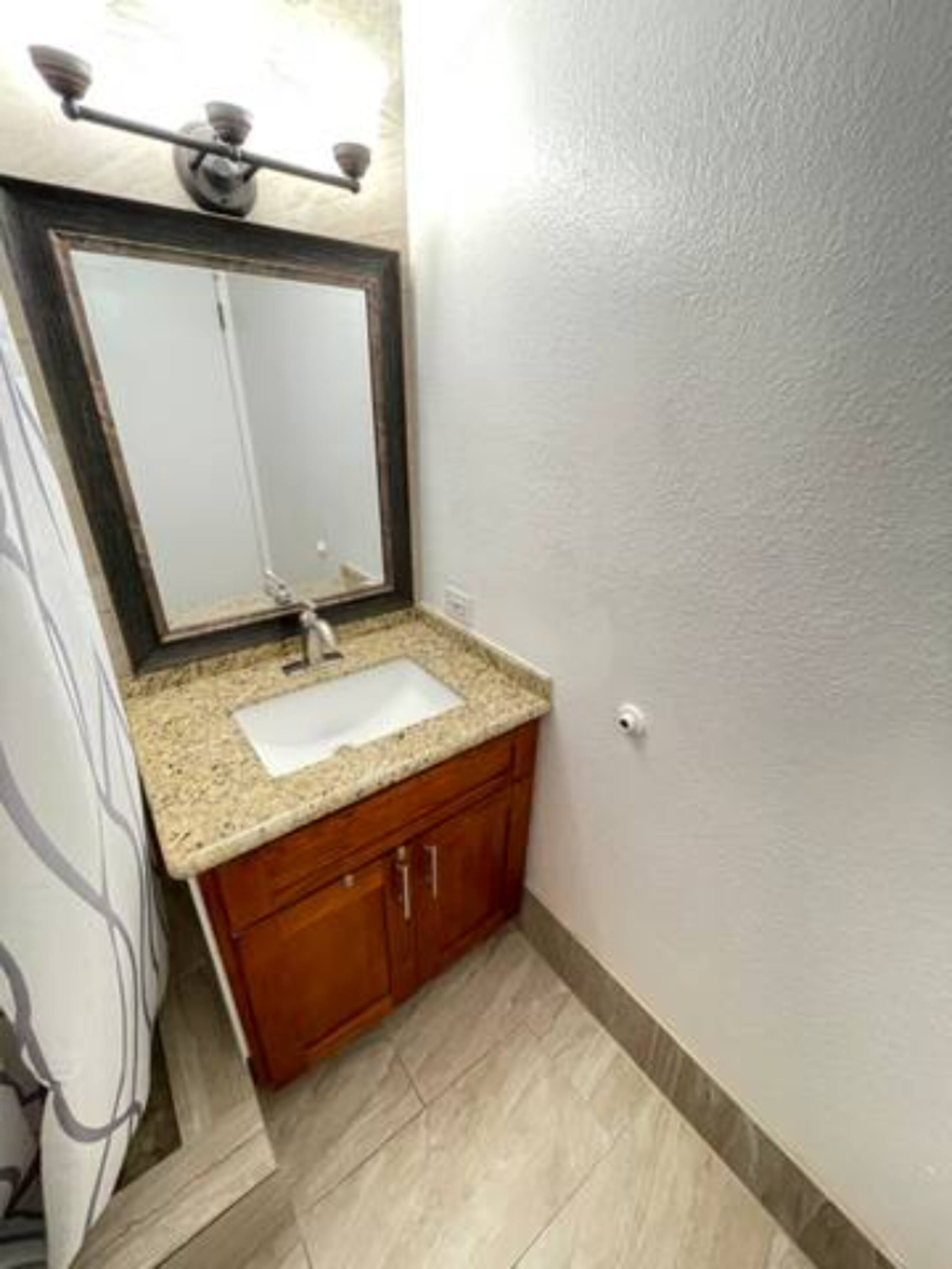 Condo in Honolulu · ★4.38 · Studio · 2 beds · 1 private bath - Image 15
