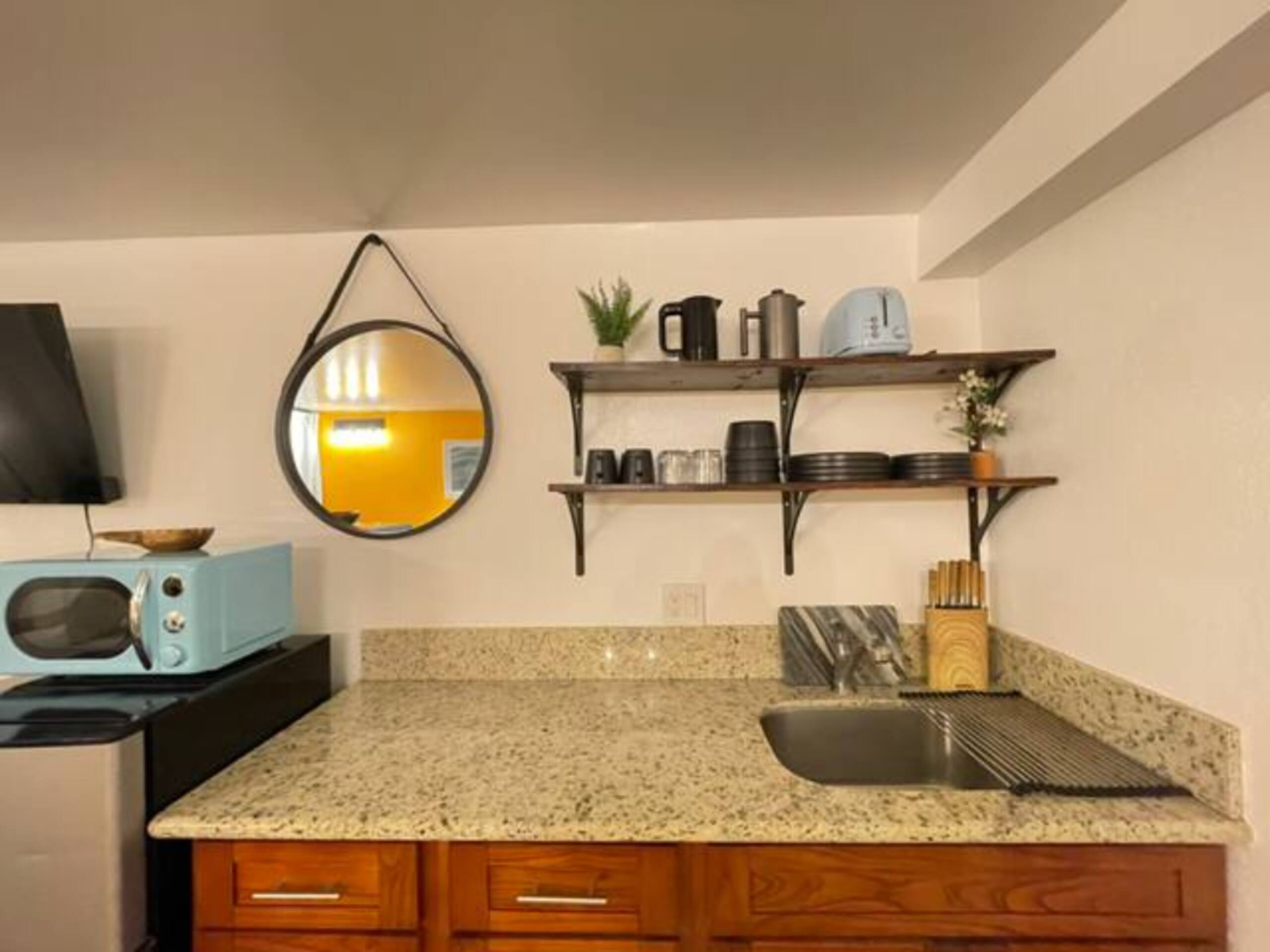 Condo in Honolulu · ★4.38 · Studio · 2 beds · 1 private bath - Image 3