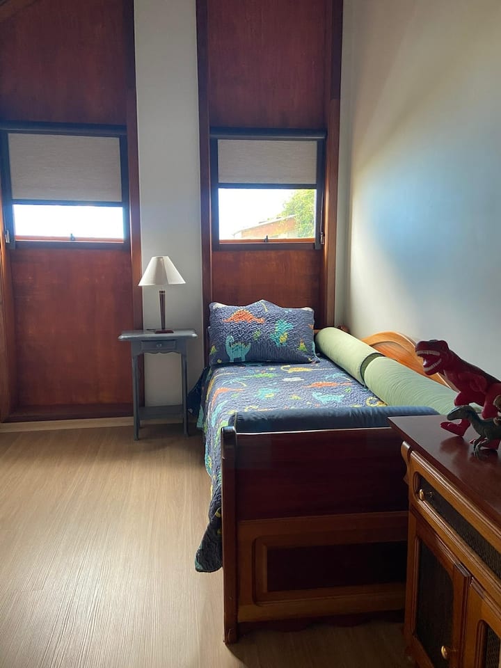 Spálňa 4 - jedna samostatná posteľ. Má horúcu klimatizáciu a výpadok prúdu. Táto izba na to nemá kúpeľňu. 