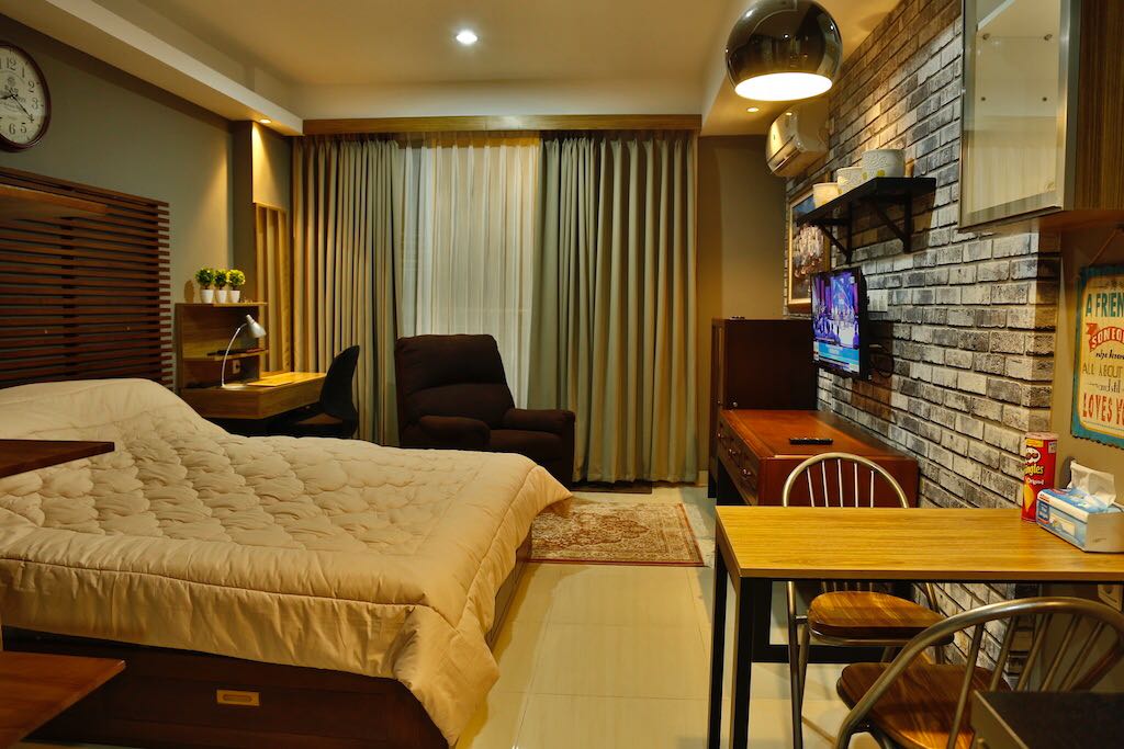 
Lit queen size 180x200 cm, équipé d'une penderie 2 portes