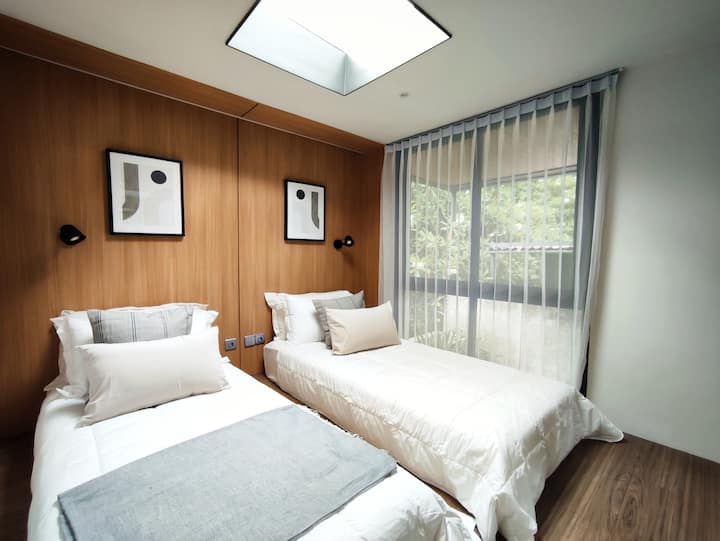 Bedroom with 2 single bed