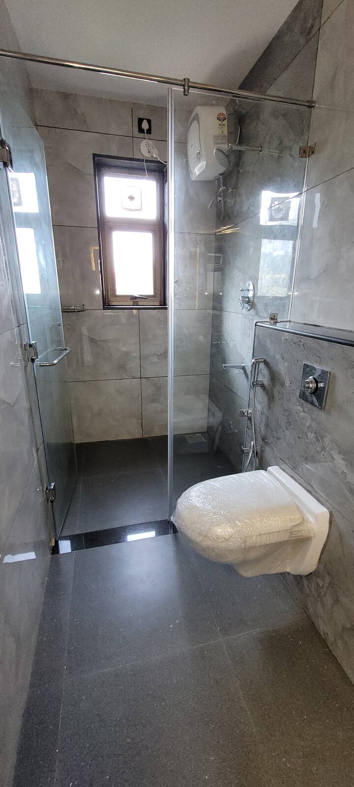 Full bathroom 2 image 1