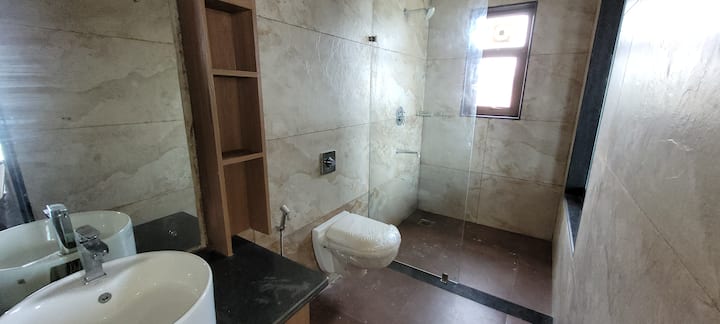 Full bathroom 1 image 1